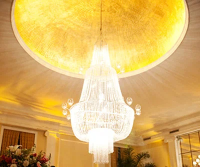 コーブ照明とシャンデリアの組み合わせ例