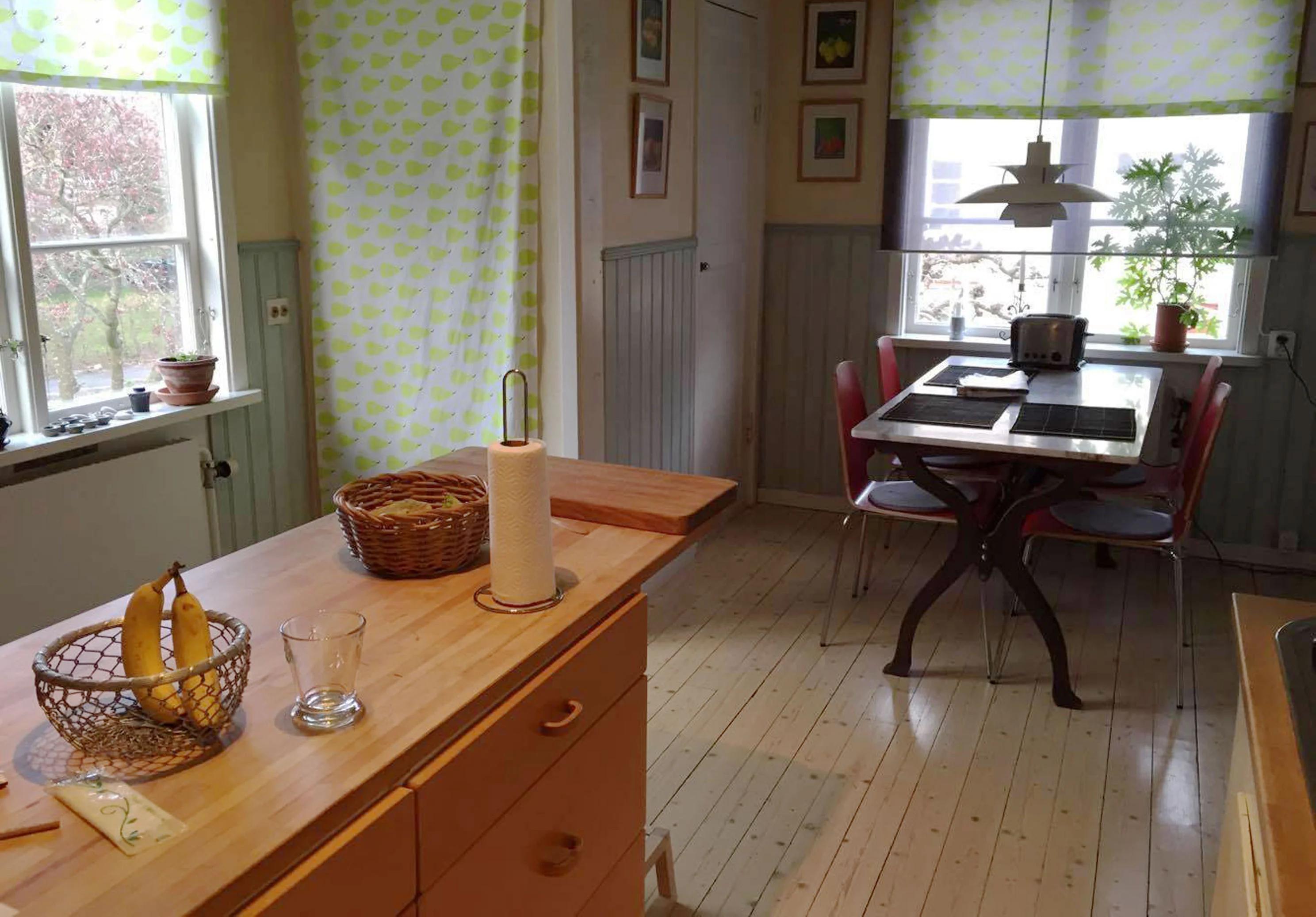 ダイニングに横並びの関係にあるキッチン