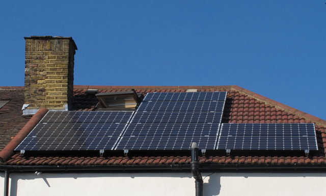 屋根の鋭角にフィットしていない太陽電池