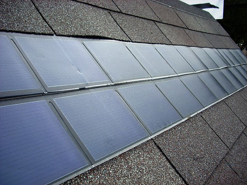 屋根材とサイズを合わせた瓦型の太陽電池・ソーラーパネル
